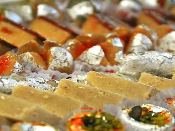 चमकीले वर्क की मिठाईयों से सावधान