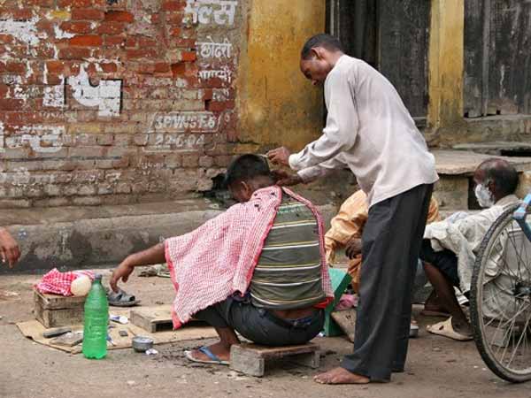 नाई की तेज चलती कैंची नाई की तेज चलती कैंची