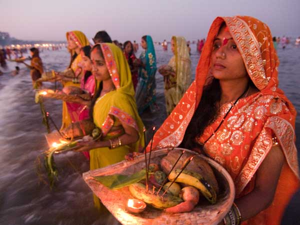 सूर्य पुत्र कर्ण ने सूर्य देव की पूजा शुरू की
