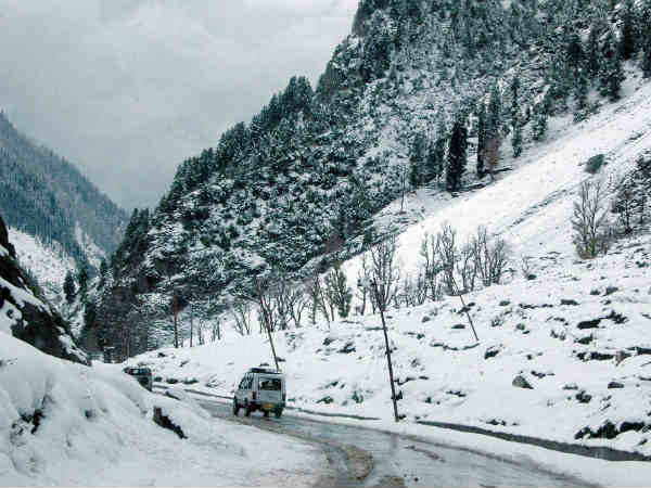 स्‍नोफॉल के बीच ट्रेन