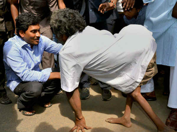 लोगों का हाल लेते जगन