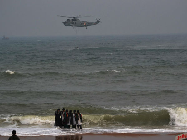 समुद्र पर हेलीकॉप्‍टर 