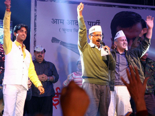 टीम केजरीवाल ने अन्‍ना की पीठ में छूरा घोंपा