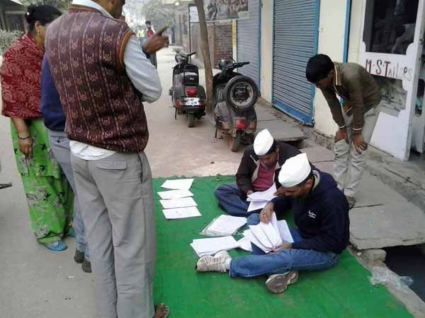 प्याज से रुलाया तो टमाटर ने किया लाल 