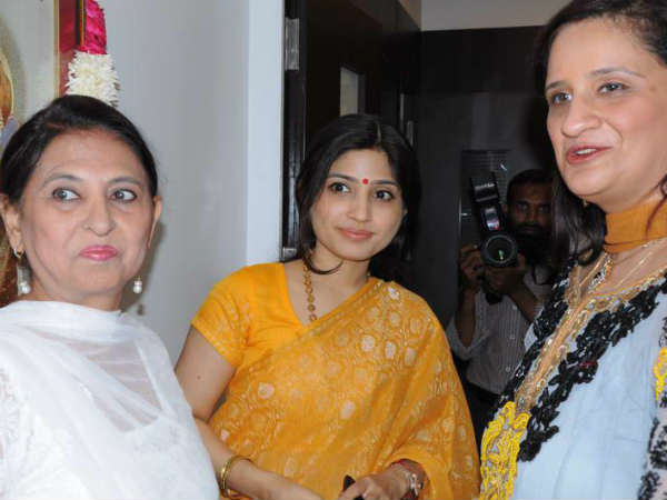 दुर्गा पूजा में पहुंची डिंपल दुर्गा पूजा में पहुंची डिंपल