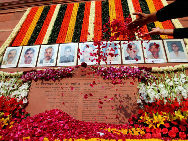 सुबह 11 बजकर 30 मिनट (संसद का गेट नंबर 1)