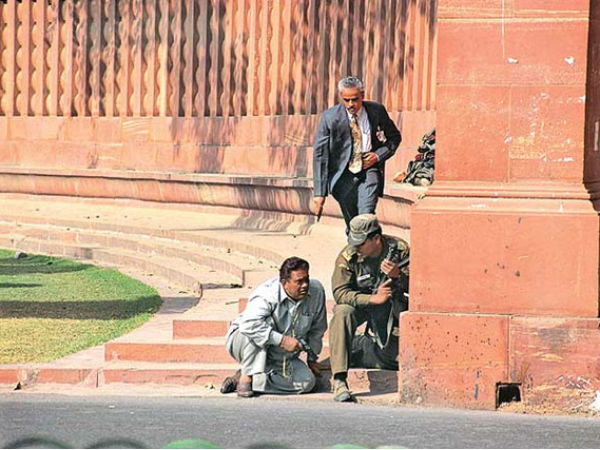 सुबह 11 बजकर 40 मिनट (संसद का गेट नंबर 1)