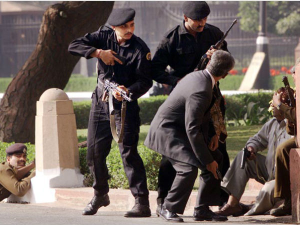 दोपहर के 12 बजकर 5 मिनट (संसद का गेट नंबर 9)