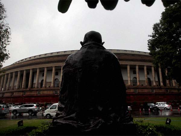 दोपहर के 12 बजकर 10 मिनट (संसद का गेट नंबर 9)