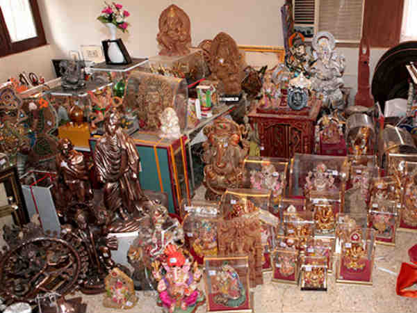 लड़कियों के लिए दान किए तोहफे