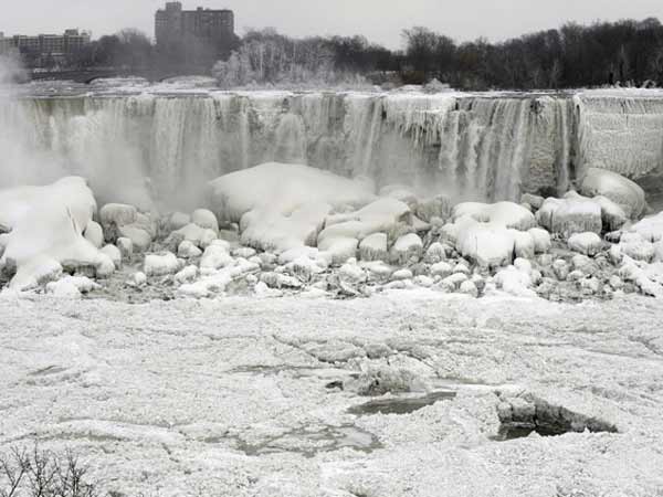 नयाग्रा फॉल पर बर्फ की चादर