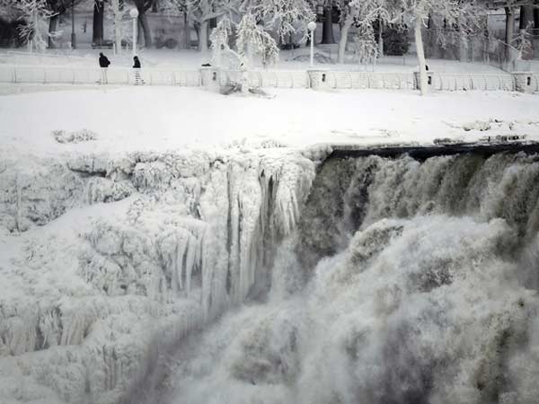 तेज पानी का प्रवाह बर्फ में गया बदल