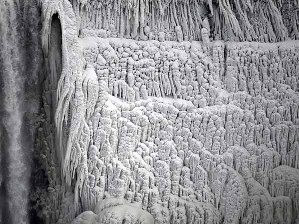 बर्फ के चलते तरह तरह की आकृतियां