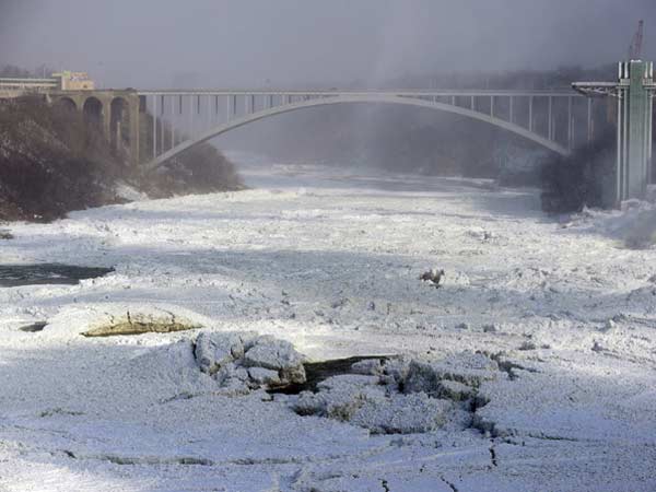 नयाग्रा फॉल्स की बर्फीली चादर