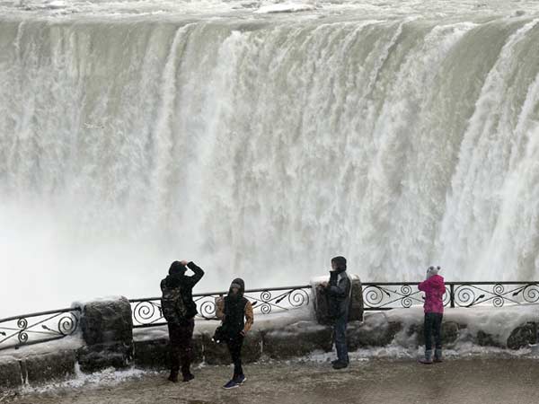 नयाग्रा फॉल्स का आनंद लेते टूरिस्ट