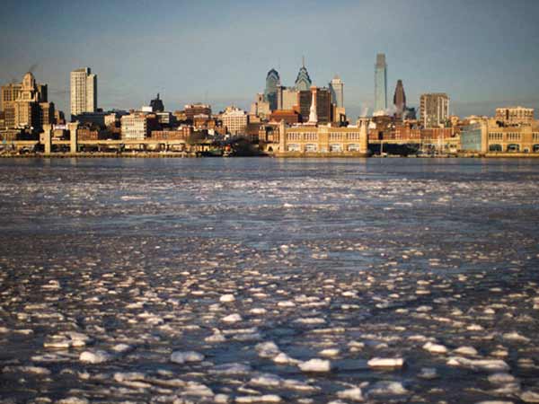 फिलाडेल्फिया की डेलावेर रिवर में जमी बर्फ