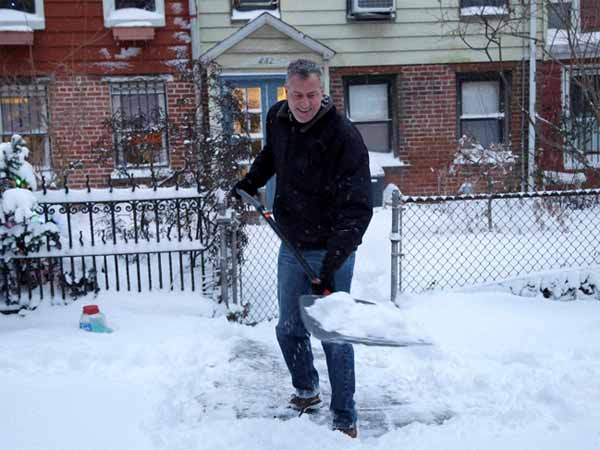 न्यू यॉर्क के मेयर भी साफ कर रहे हैं बर्फ