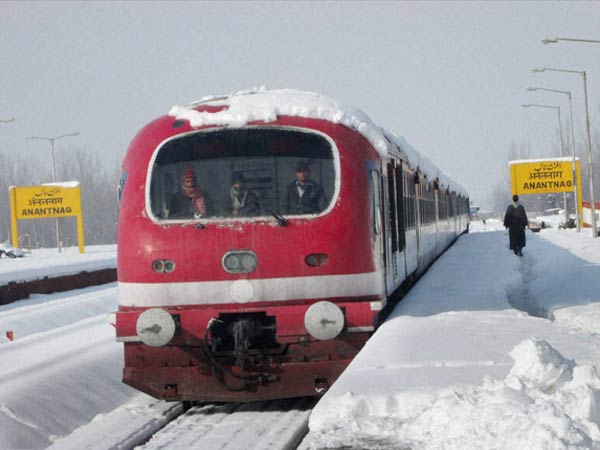 बर्फ से बंद हो गये हैं रेल ट्रैक्स