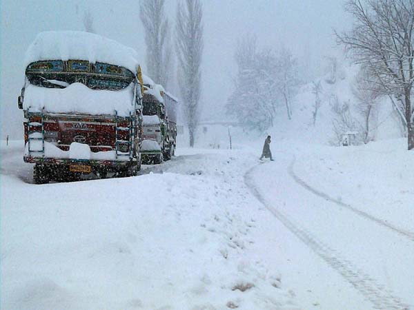 घरों से निकाल रहे हैं बर्फ