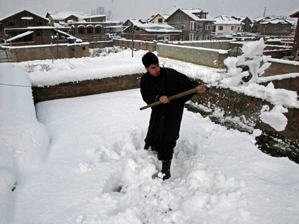 आर्टिफिशियल लेक पर बोट राइड