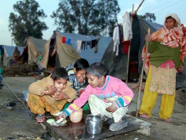 ठंड से मरते लोग