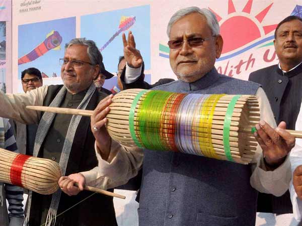नीतीश कुमार ने उड़ाई पतंग