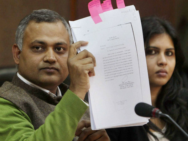 कानून के लपेटे में आए भारती