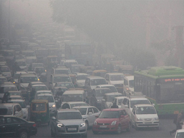 कोहरे ने लगा दी पहियों पर ब्रेक, हो गया सड़क जाम