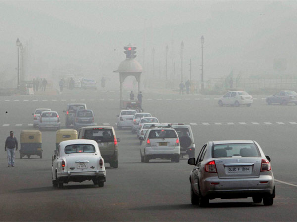 कोहरे में राजपथ के पास धीमी रफ्तार में चलते वाहन