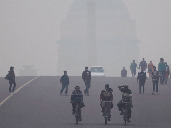 घने कोहरे की चादर में लिपटी राजधानी दिल्‍ली