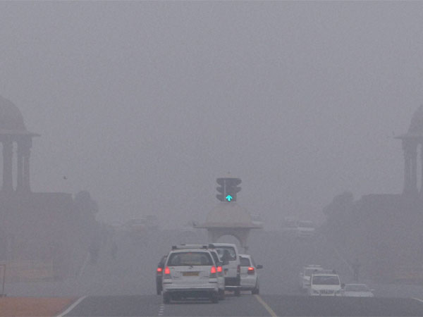 घने कोहरे की चादर में लिपटी राजधानी दिल्‍ली