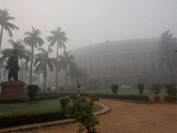 घने कोहरे की चादर में लिपटी राजधानी दिल्‍ली