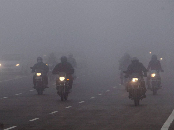 घने कोहरे की चादर में लिपटी राजधानी दिल्‍ली