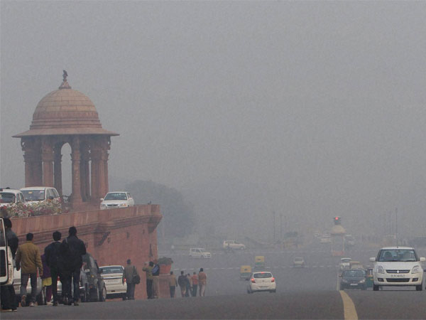 घने कोहरे की चादर में लिपटी राजधानी दिल्‍ली