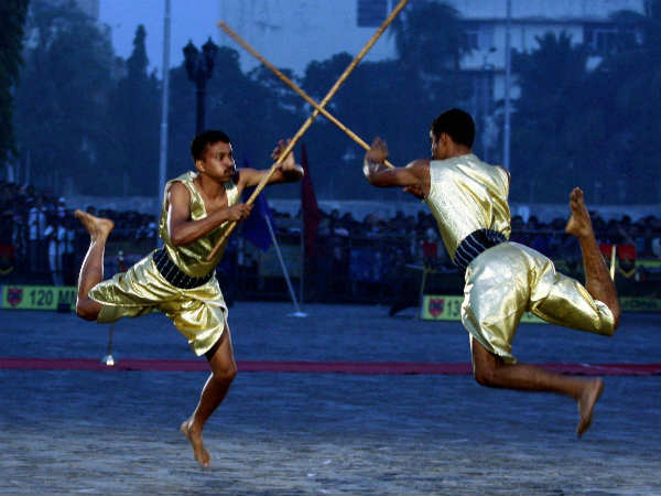 करतब दिखाते सेना के जवान 