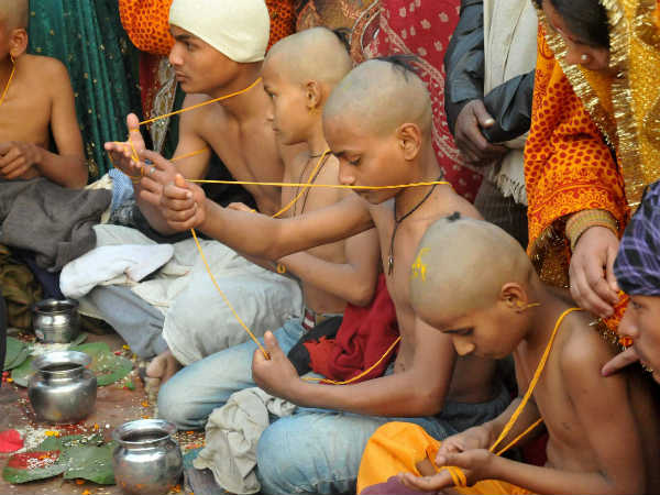 यज्ञापवीत कराते बच्‍चे 