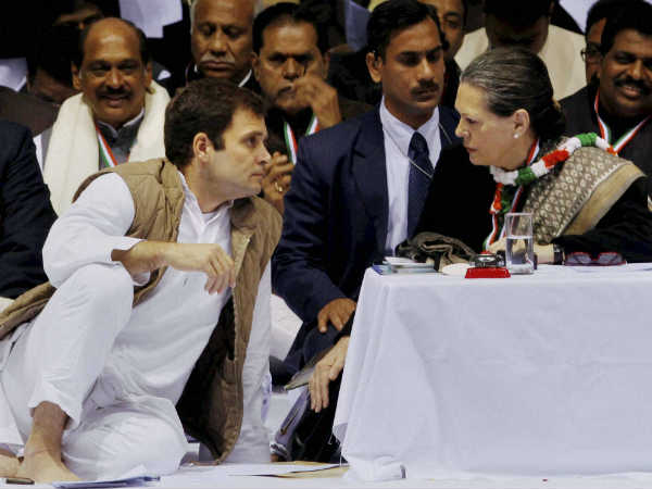 बैठक के दौरान राहुल 