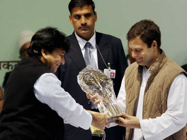 राहुल गांधी को मोमेंटो प्रदान करते हारून यूसुफ