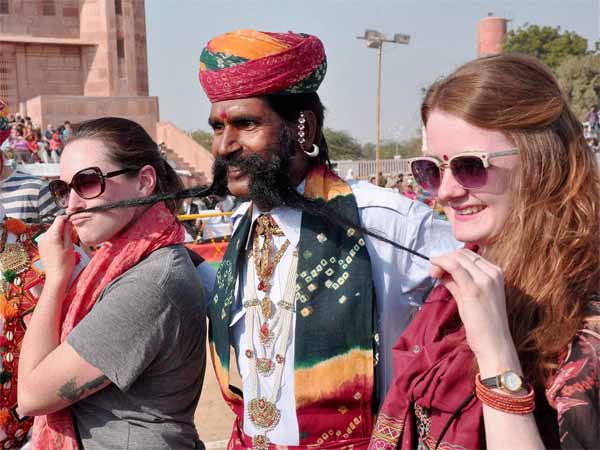 लंबी-लंबी मूंछों का प्रदर्शन