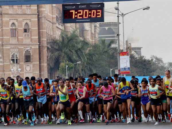 मुंबई मैराथन में धावक