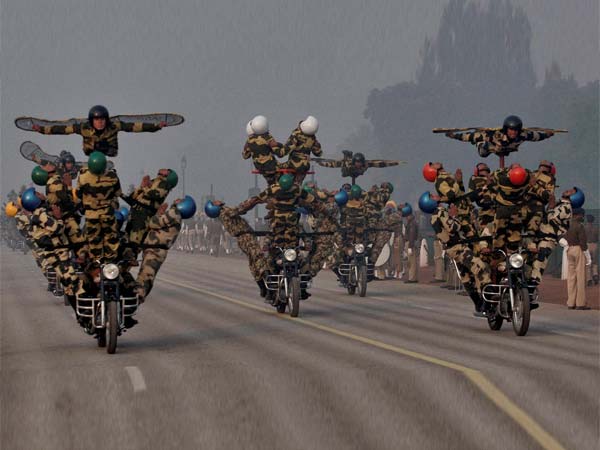 परेड में बीएसएफ डेयरडेविल्स 