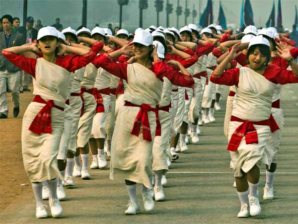 परेड में अरुणाचल प्रदेश के बच्चे 