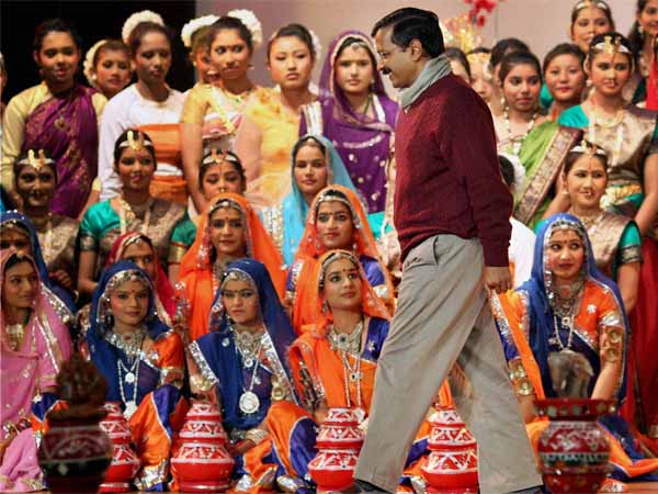 एनसीसी कैडेट्स के संग केजरीवाल 