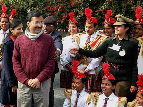 एनसीसी कैडेट्स के संग केजरीवाल 