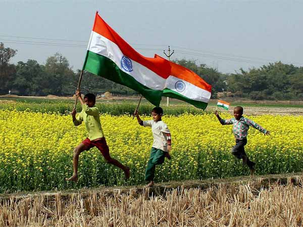 गणतंत्र दिवस तिरंगा लहराते युवक 