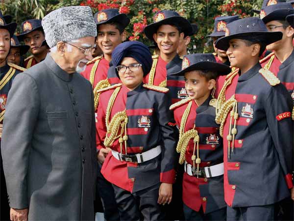 हामिद अंसारी एनसीसी कैडेट्स के साथ 