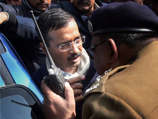 रेल भवन के बाहर केजरीवाल