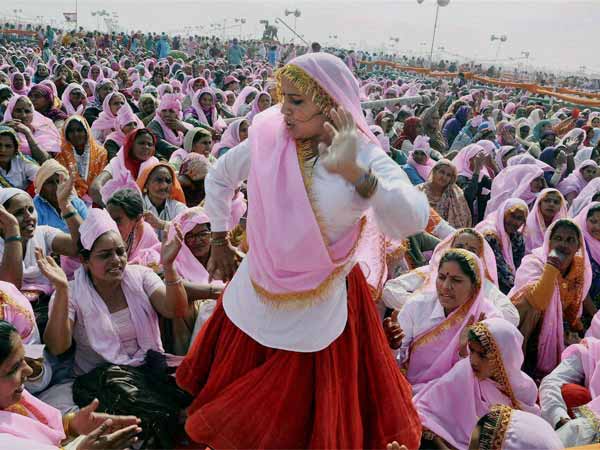 लड़कों से तुलना करना