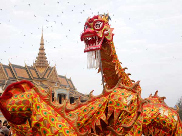 कंबोडिया में ड्रैगन डांस 