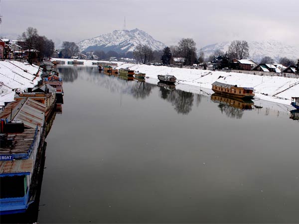 श्रीनगर की झेलम नदी का एक दृश्‍य।